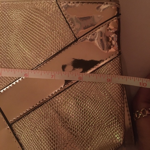 Gold metallic makeup bag - Picture 3 of 5